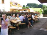 16 juillet 2004 Biere Marche ete 2004 Les bancs de la petite buvette ont permis à chacun de mieux savourer sa bière