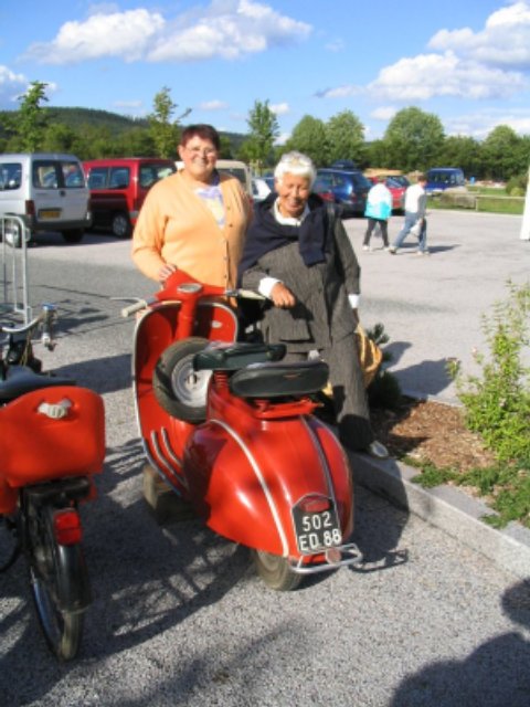 Mme Grab avec le scooter