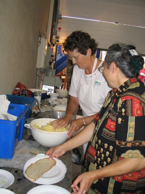 marche d'ete : Rien de tel que les mains pour tourner les râpées, de la recette à Fabien