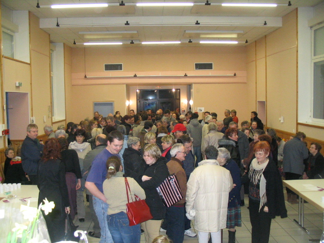 La salle des fêtes se remplit peu à peu