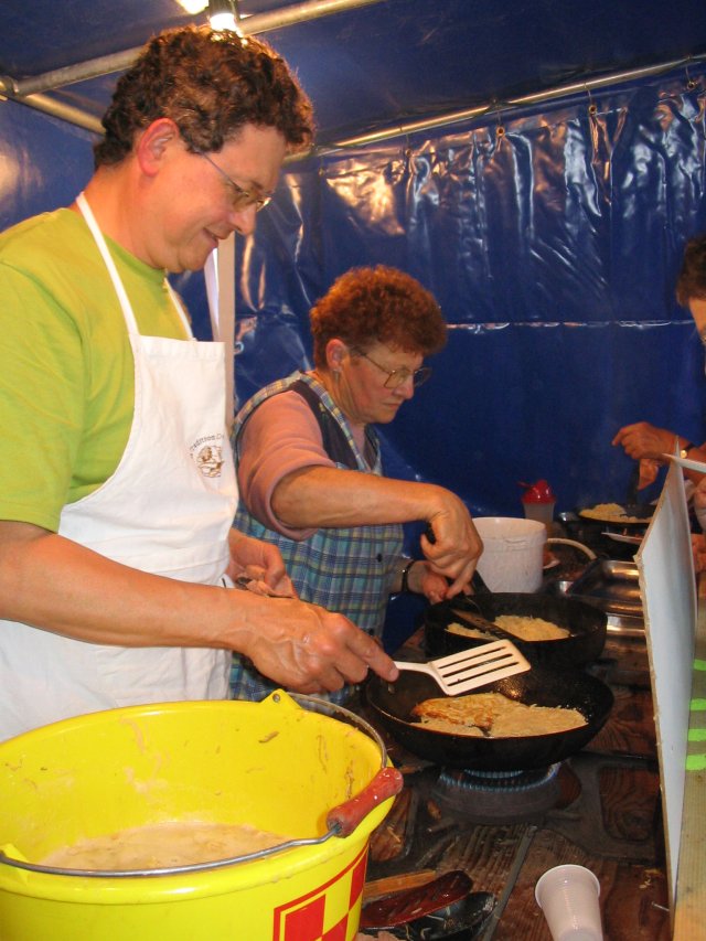 marche d'ete Luc et Odile ont cuit les beignets de PDT rapees