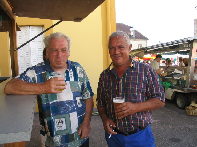 Guy et Marcel ont savoure une bonne blonde