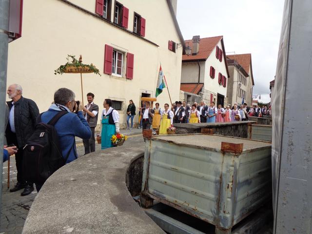 patois defile dans la rue (31)