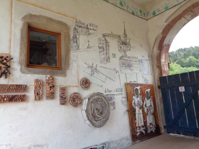 Hérival demeure un lieu à visiter, on y apprécie le côté artistique des propriétaires des lieux (3) (Small)