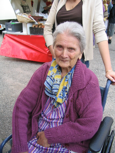 dernier marche 2004 08 27 002Jeanne André, 91 ans, doyenne du marché !