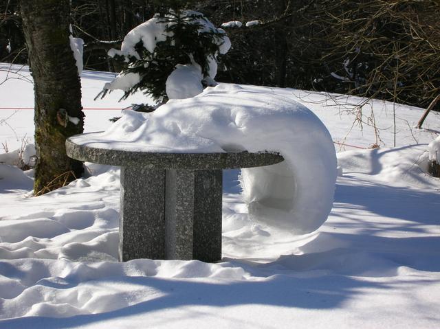 neige 28 fevrier 2005, une table de jardin