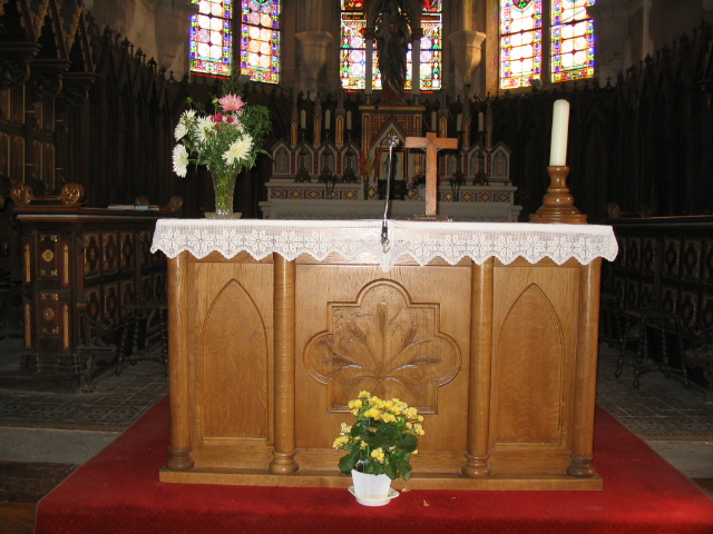 Eglise Girmont 12 09 2004 Autel ou est actuellement célébrée la messe, autel réalisé avec le concours des Bois Tournés du Girmon